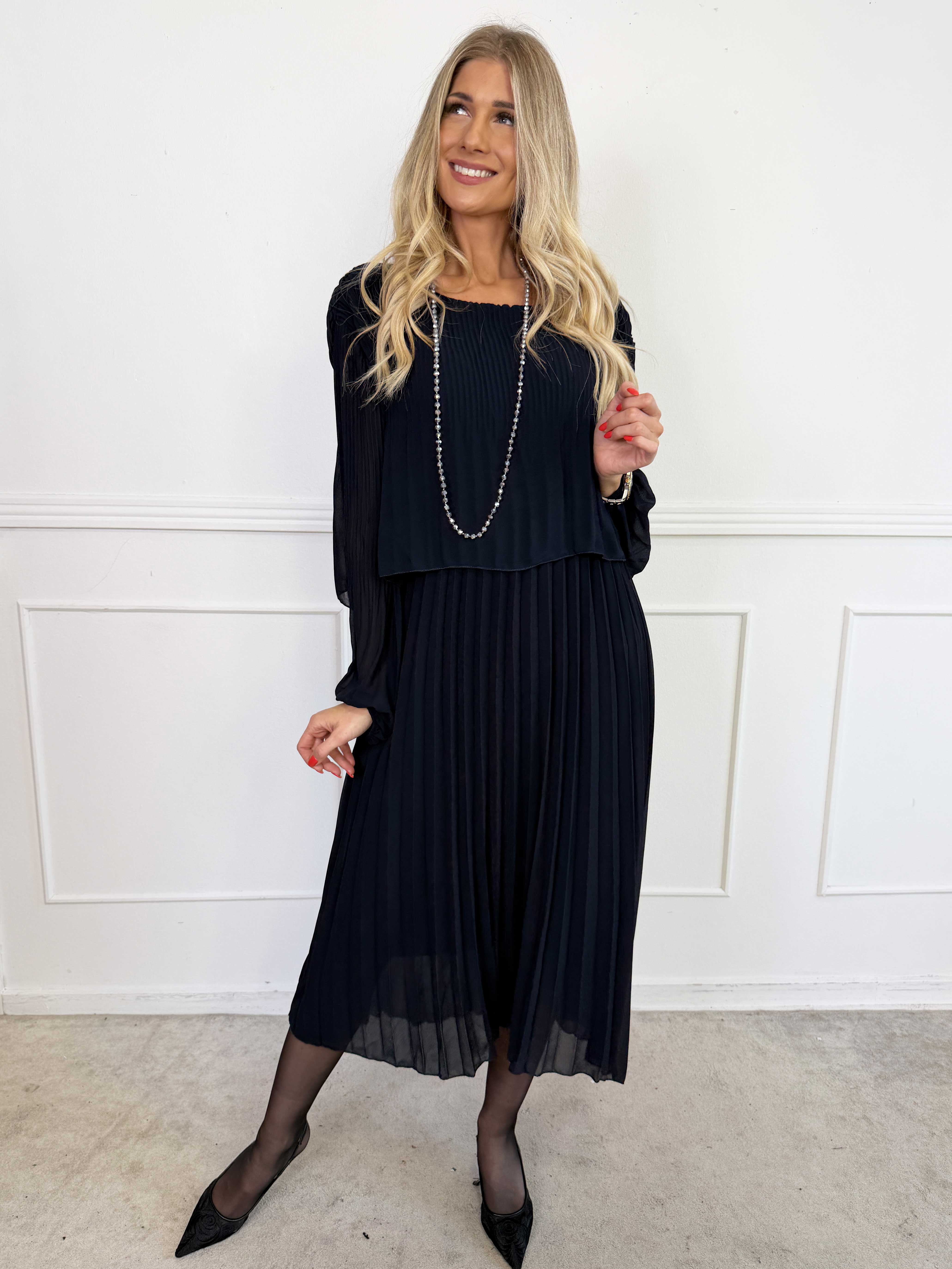 Kristina Long - Langærmet plus size kjole med plisseringer